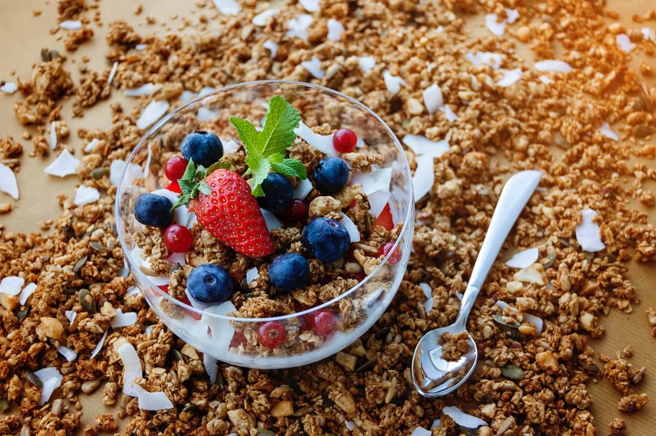 strawberry-and-blueberry-on-clear-glass-bowl-1495534