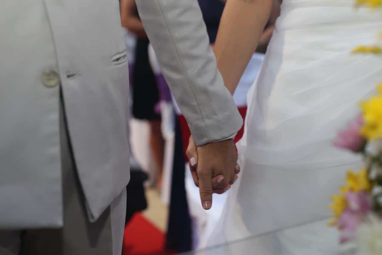 wedding-couple-people-hands-51305