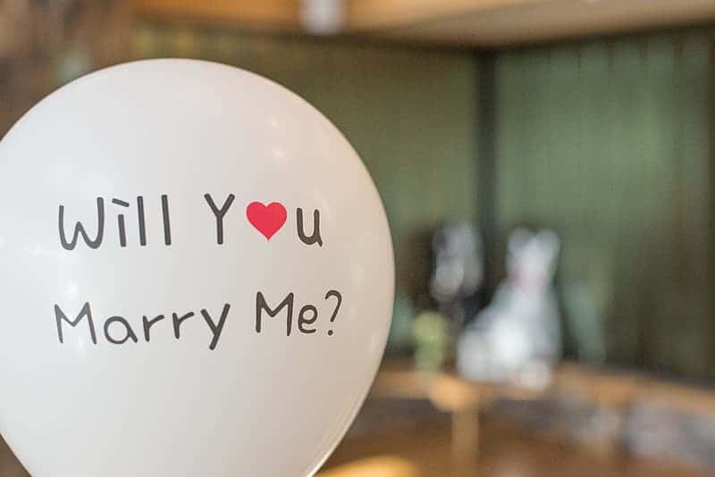 white-will-you-marry-me-printed-balloon