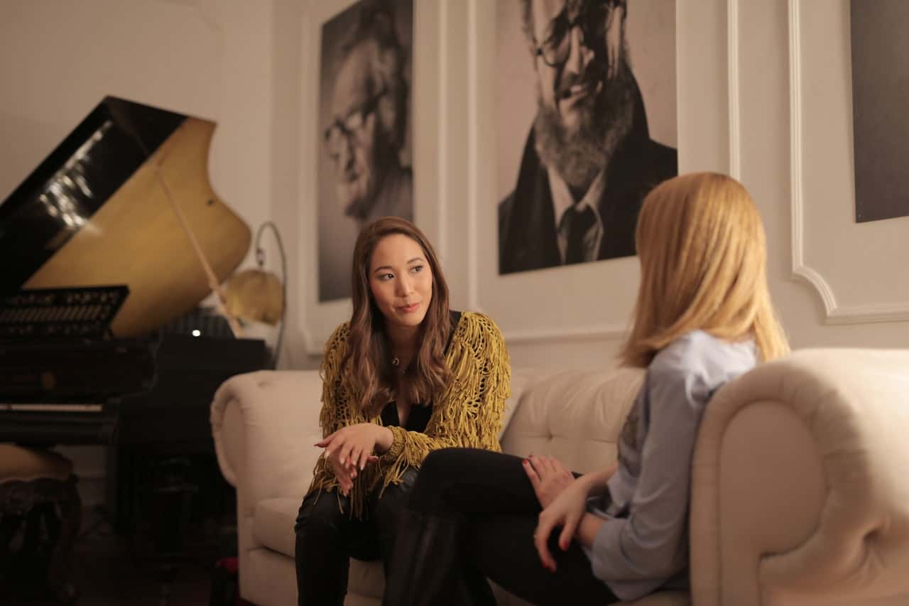 women-sitting-on-the-sofa-3937394