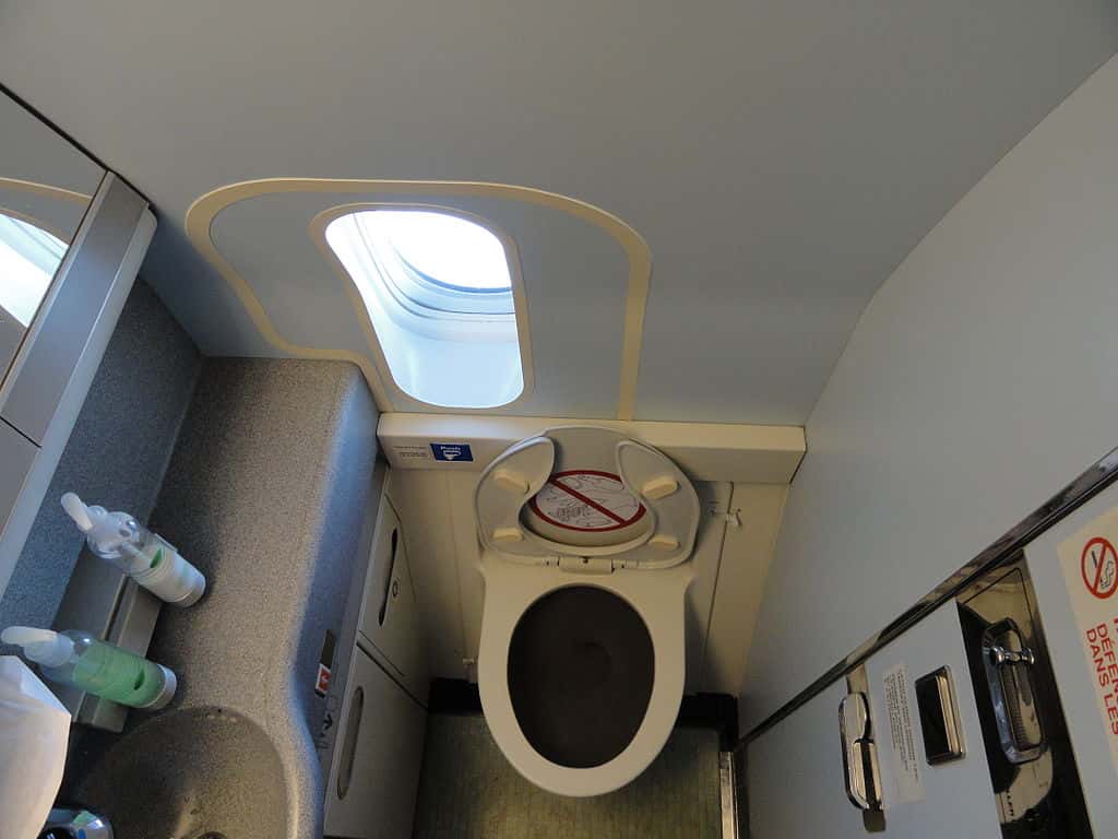1024px-First_class_Lavatory_with_Window
