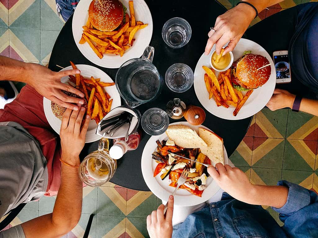 1024px-Friends_eating_lunch_in_diner_(Unsplash)