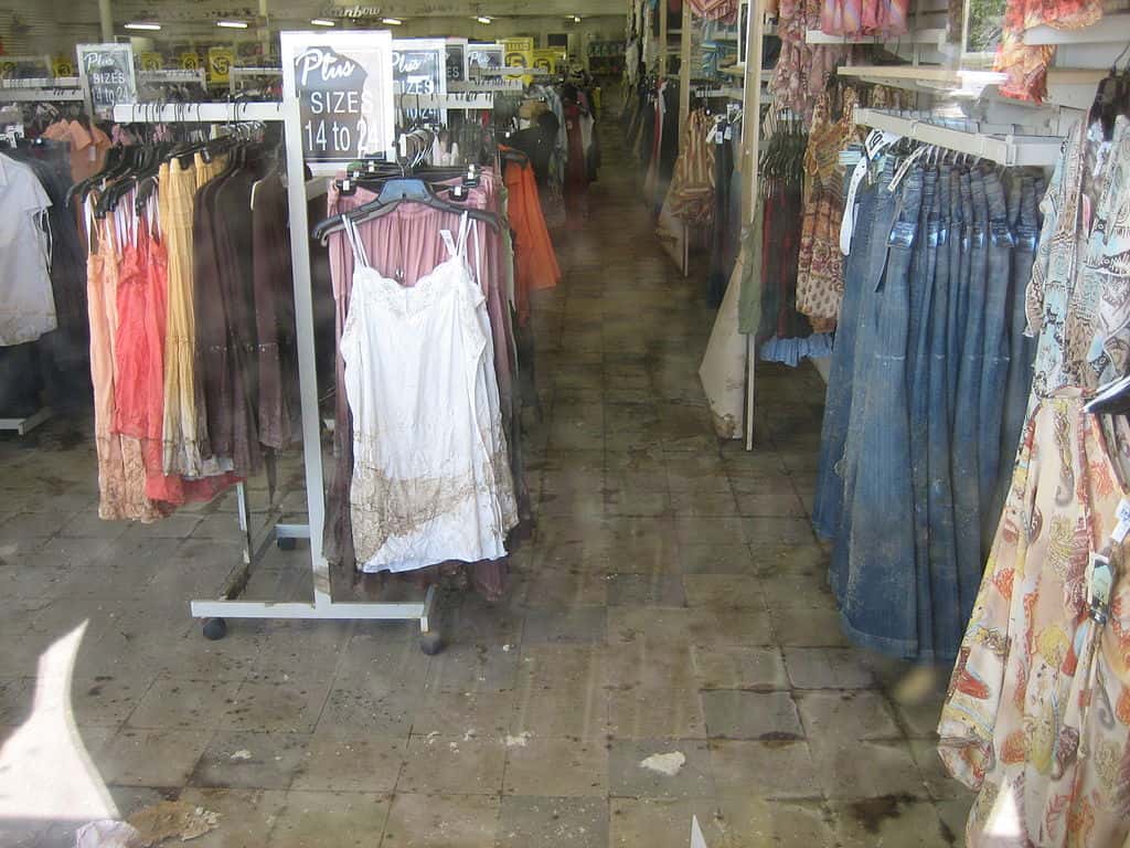 1024px-MidCityFloodClothes1