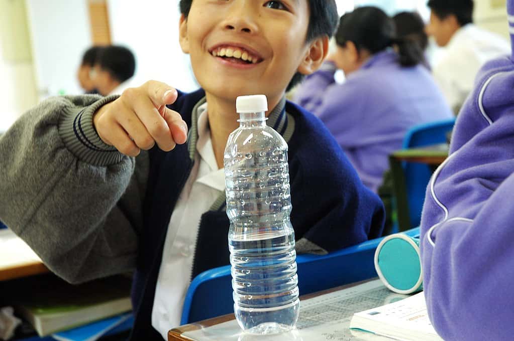 1024px-Taiwanese_Teen_Boy_in_Class_2006-11-30