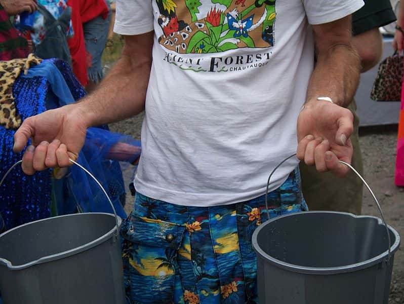 798px-Man_carrying_two_buckets