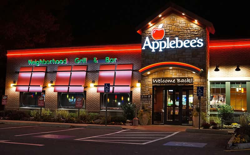 800px-Applebee's_night_view