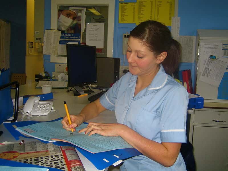 800px-Staff_Nurse_Andrea_writing_up_her_notes