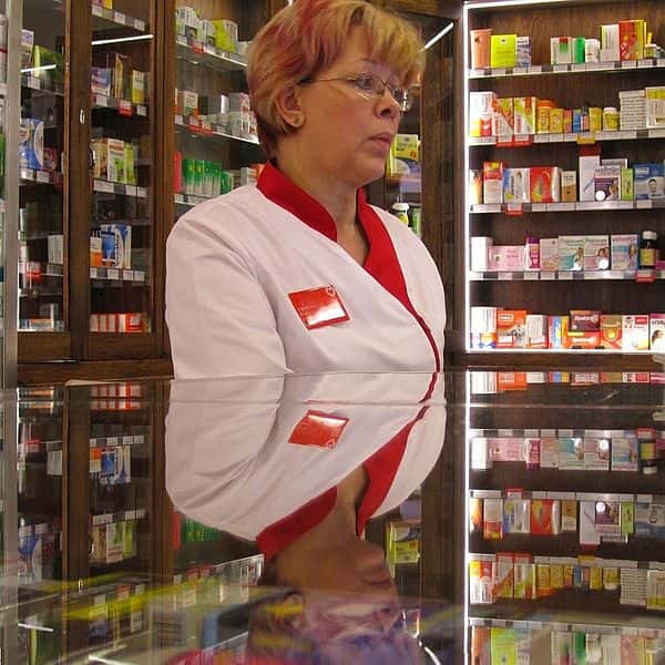 Pharmacist_at_work