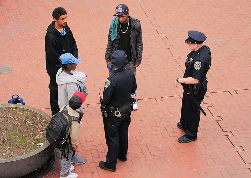 Police_Officers_talking_with_people_in_San_Francisco