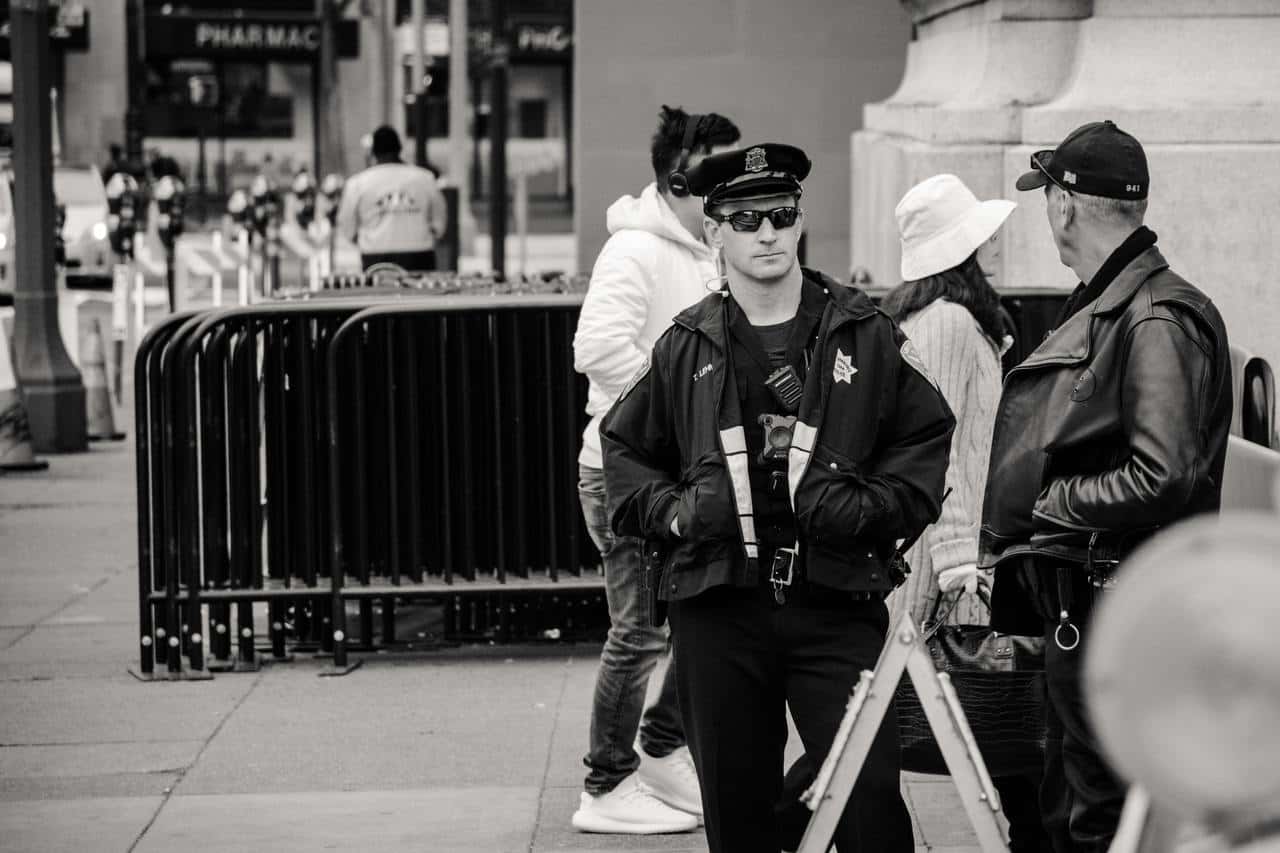 adult-black-and-white-man-people-police-security-1523985-pxhere.com