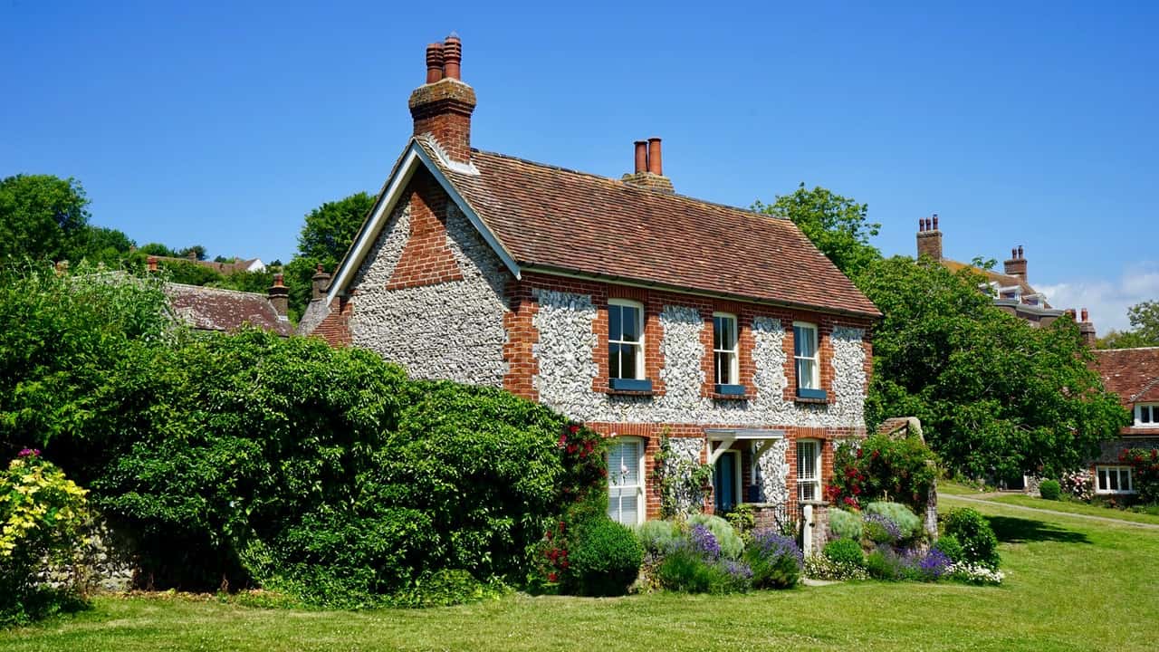 architecture-bungalow-country-countryside-463996