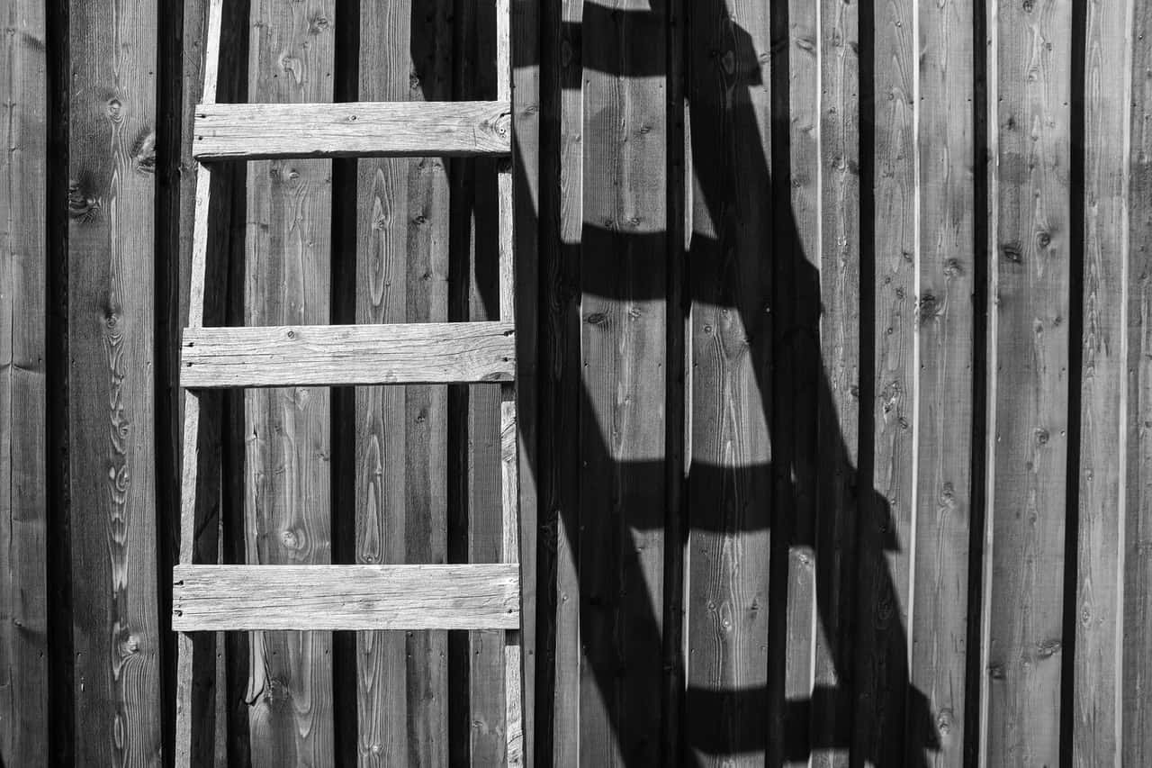 brown-wooden-ladder-996127