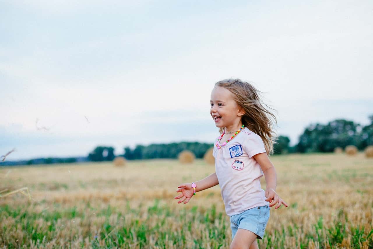 carefree-child-enjoyment-field-220455
