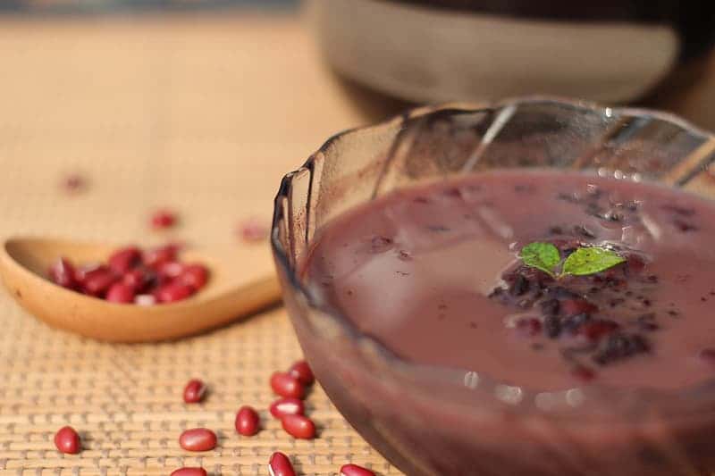 clear-glass-bowl-on-table