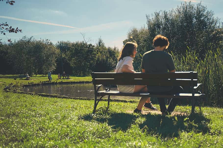 couple-people-girl-guy-sitting-bench
