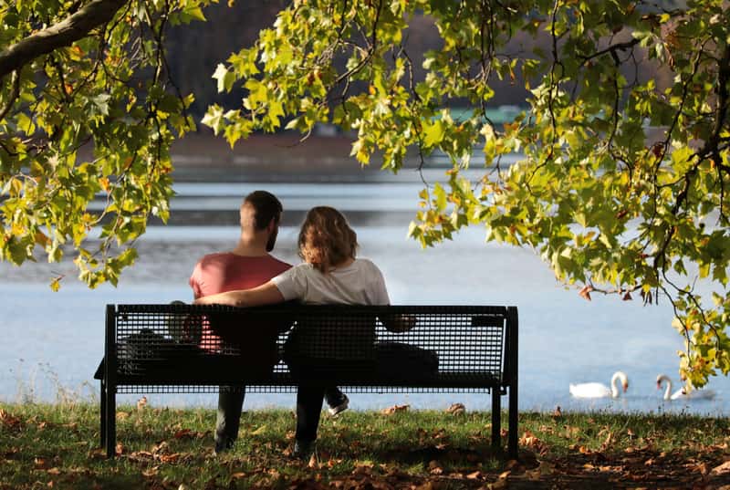 couple-sitting-on-the-park-bench_800