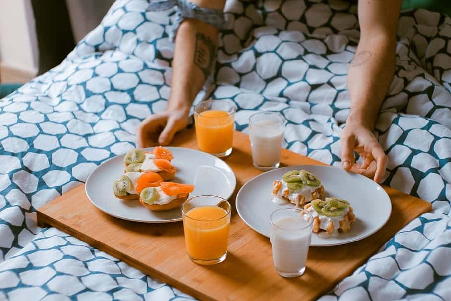 food-breakfast-in-bed-juice-glass-serve-preparation