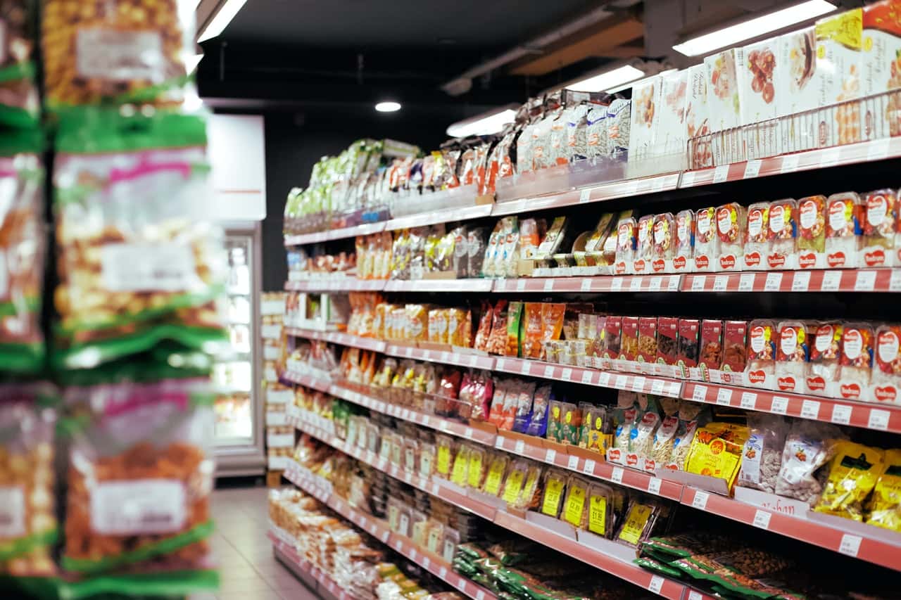 items-organized-on-shelves-3687999