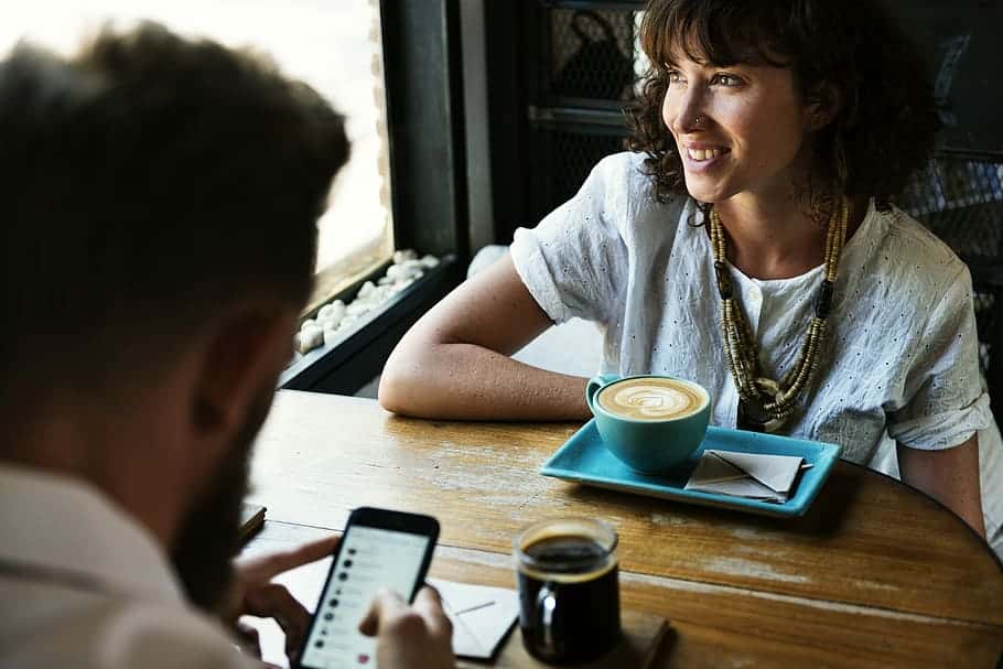 meeting-date-smiling-restaurant