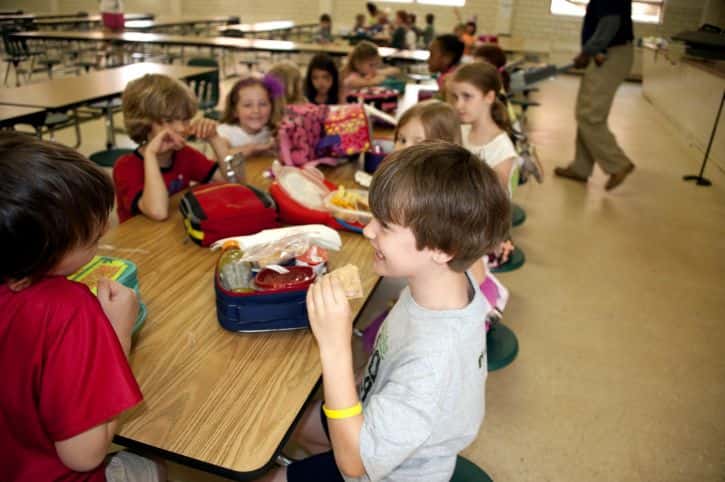 primary-school-taking-their-daily-lunch-break-during-their-school-day-activities-725x482