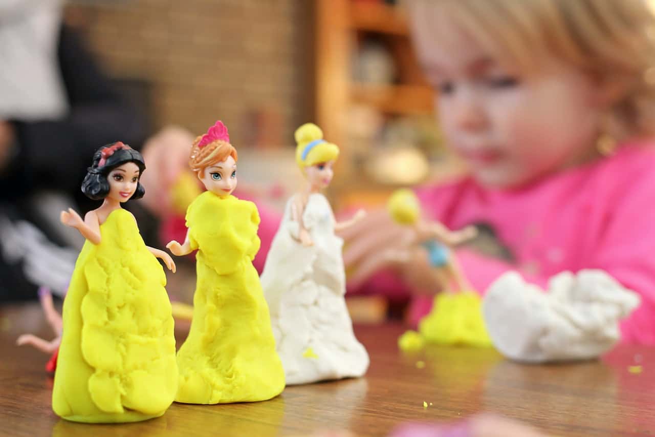 selective-focus-photography-of-three-disney-princesses-1089069