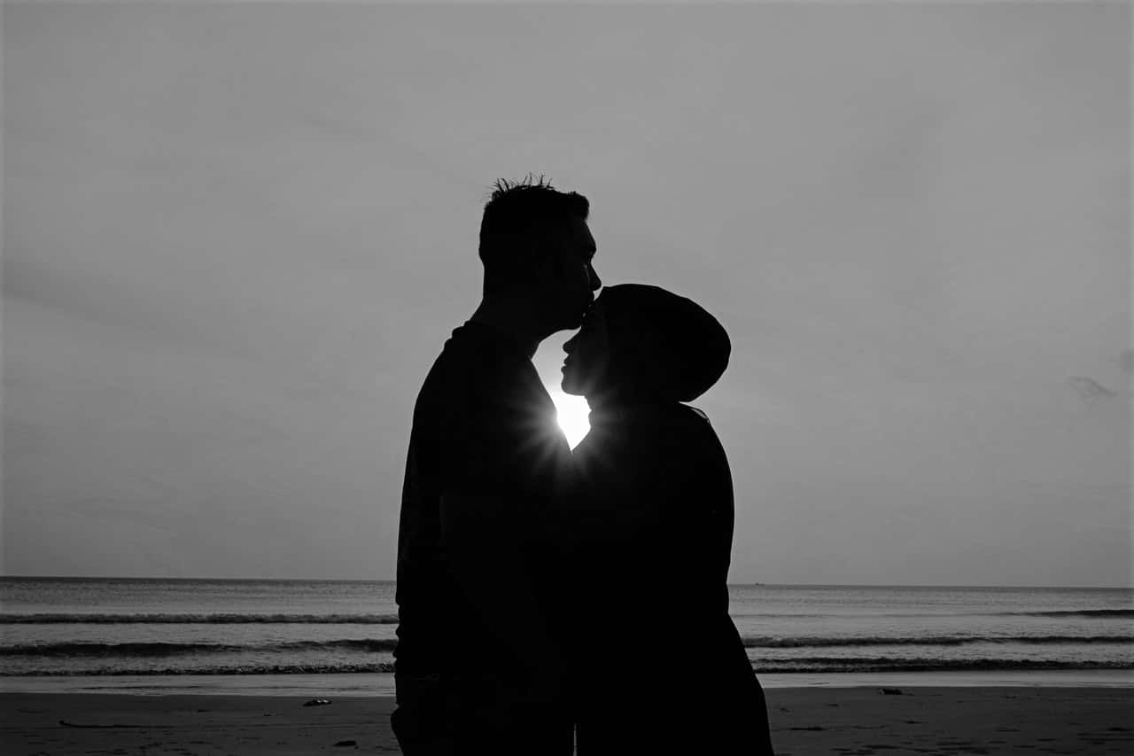 silhouette-of-man-and-woman-standing-on-beach-3812943