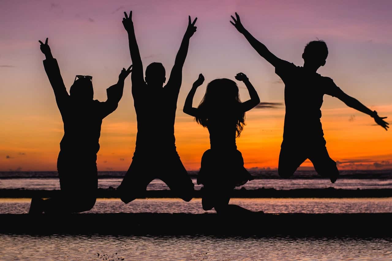silhouette-of-people-jumping-935835