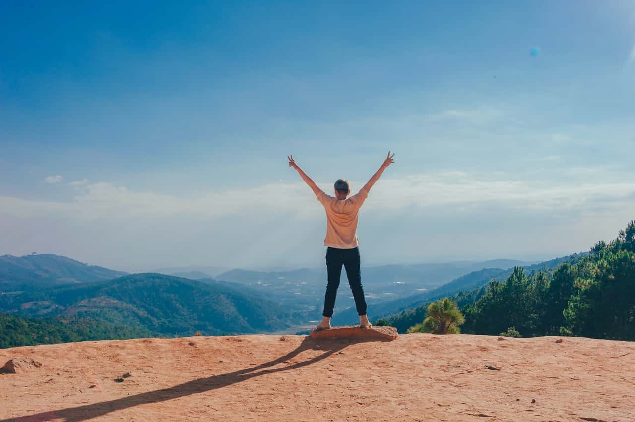 woman-standing-on-cliff-1134190