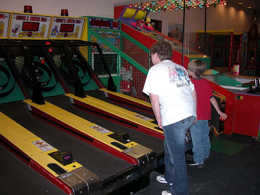 1024px-Chuck_E._Cheese_skeeball