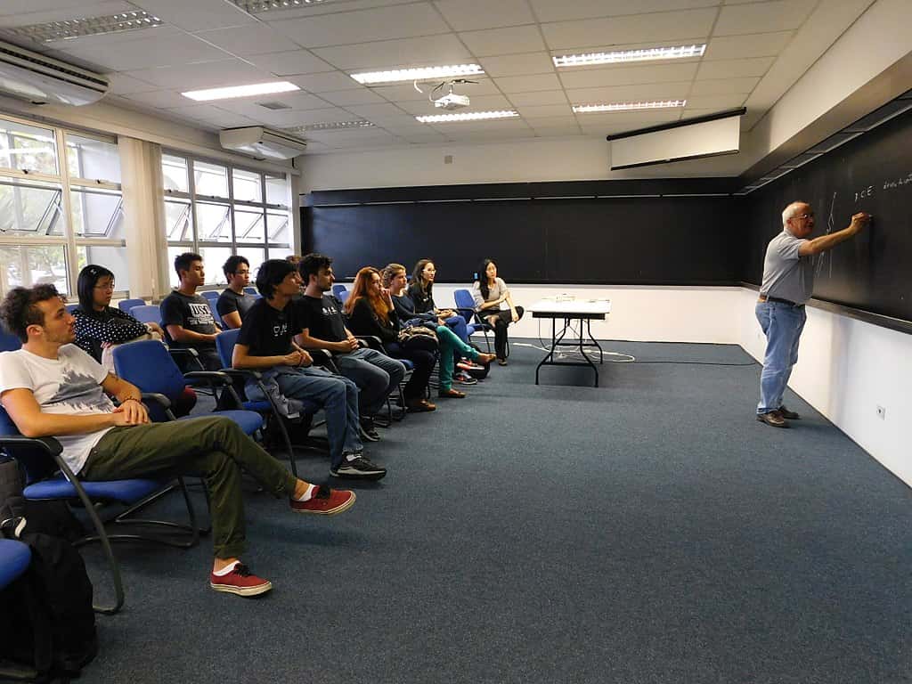 1024px-Professor_Galves_and_IME-USP_students_01