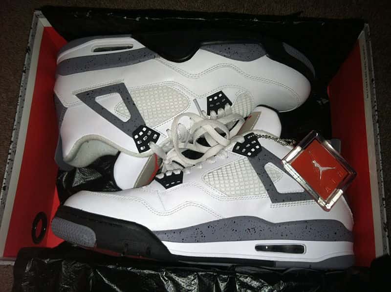 800px-Air_Jordan_4_(Cement)