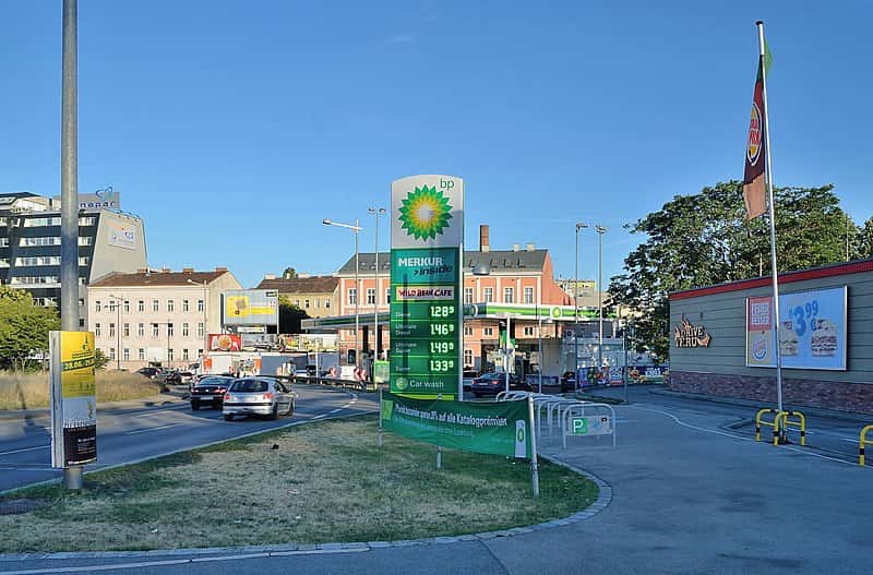 800px-BP_petrol_station,_Gaudenzdorfer_Gürtel,_Vienna