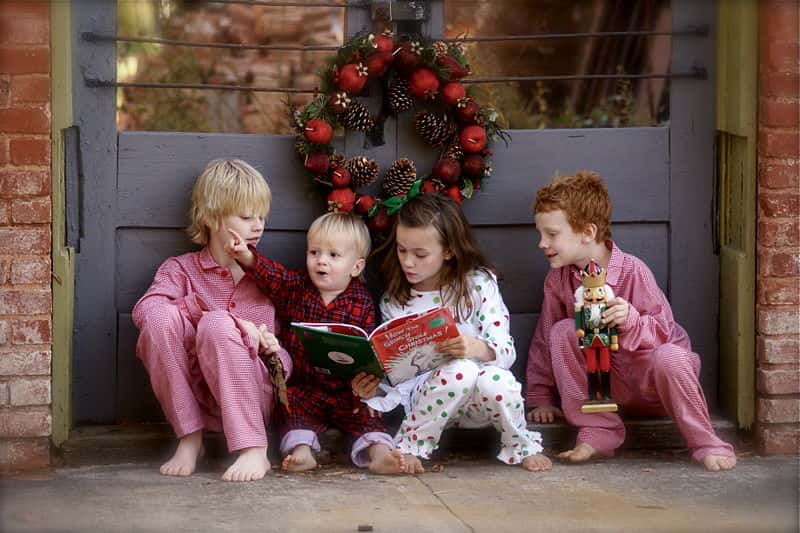800px-Children_reading_The_Grinch