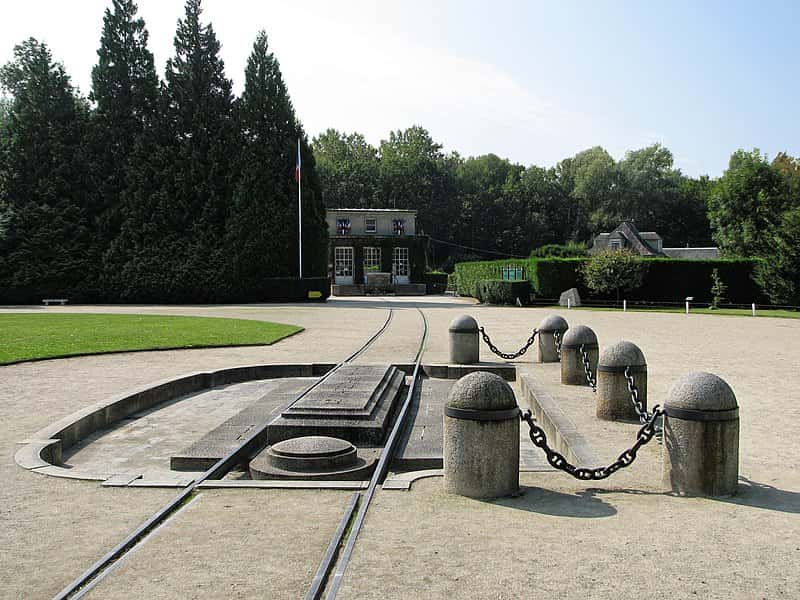 800px-Clairiere_de_l'Armistice_2_Compiegne_(retouchée)