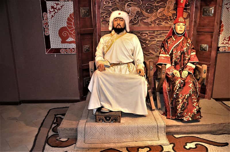 800px-GenghisKhan&BörteGenghisKhanEquestrianMonument