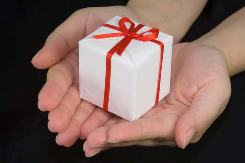800px-Giving_a_gift