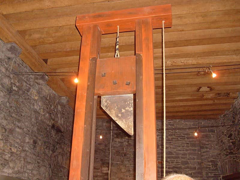 800px-Guillotine_in_Gravensteen_castle