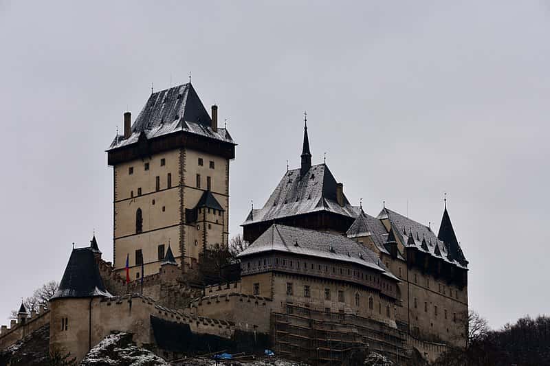 800px-Karlstejn_Castle,_founded_in_1348_by_Charles_IV,_Holy_Roman_Emperor-Elect_and_King_of_Bohemia_(4)_(26329326656)