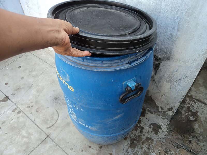800px-Lid-closing_gesture-plastic_drum-Tamil_Nadu