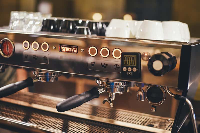 800px-Modern_coffee_machine_(Unsplash_aw6UewokOIo)