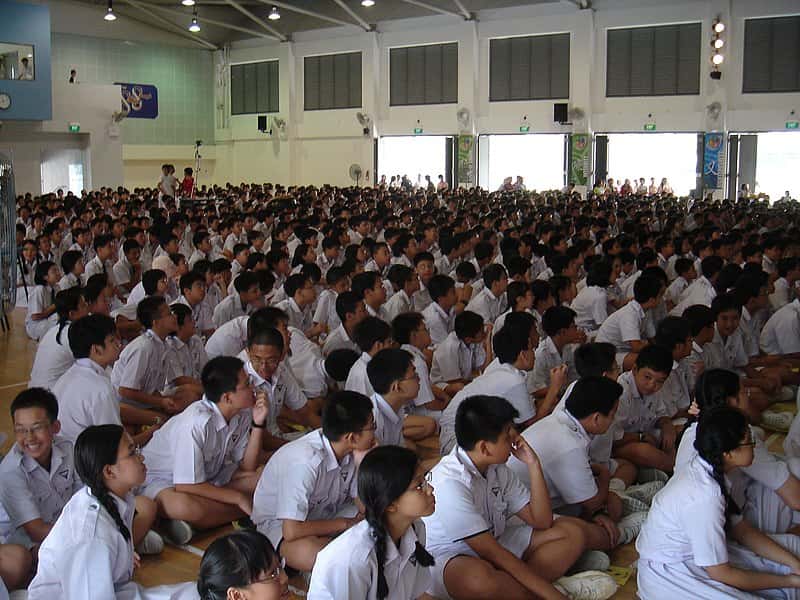 800px-Students_of_Nan_Hua_High_School,_Singapore,_in_the_school_hall_-_20060127