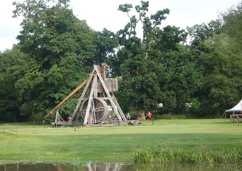 800px-Trebuchet_at_Warwick_Castle,_2009
