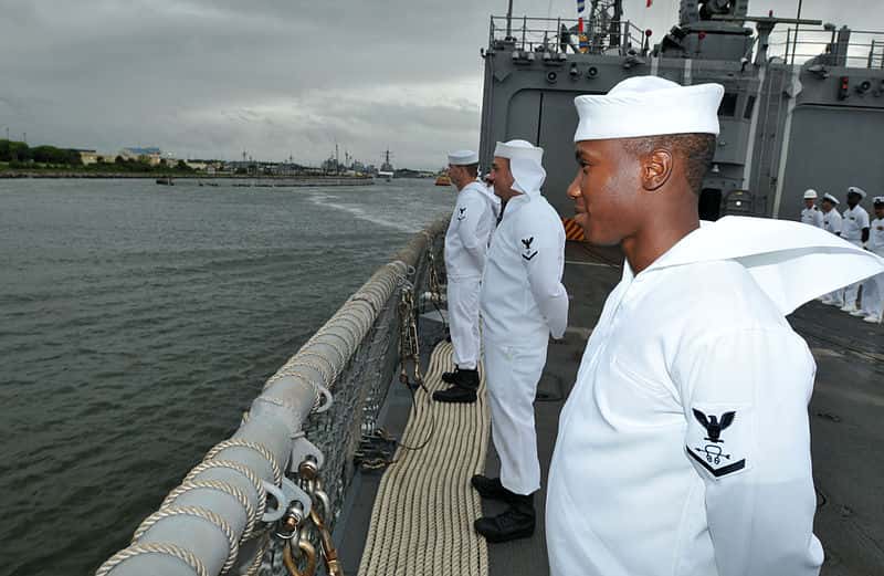 800px-US_Navy_110405-N-AW702-001_Sailors_man_the_rails_of_USS_Doyle_(FFG_39)_as_the_ship_pulls_into_Naval_Station_Mayport_for_the_final_time