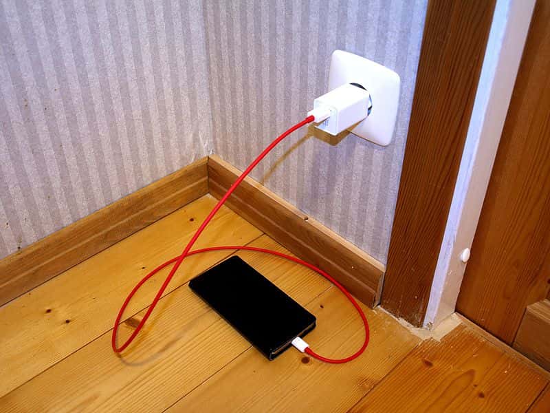 Charging_smartphone