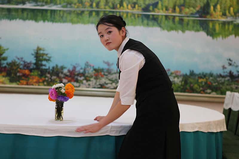 North_Korea_-_Waitress_(5416128751)