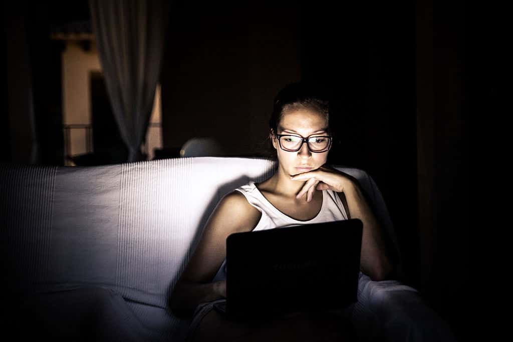 Una_luz_entre_las_sombras..._(7878279184)