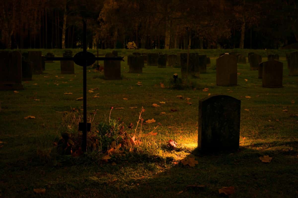 backlit_burial_cemetery_cross_dawn_dried_leaves_eerie_evening-1519965