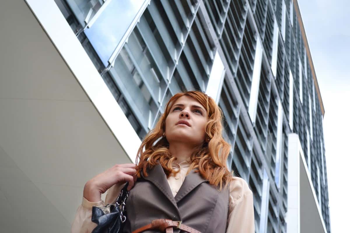 business_woman_portrait_outdoors_business_center_business_portrait_female_woman_city_young-1373054