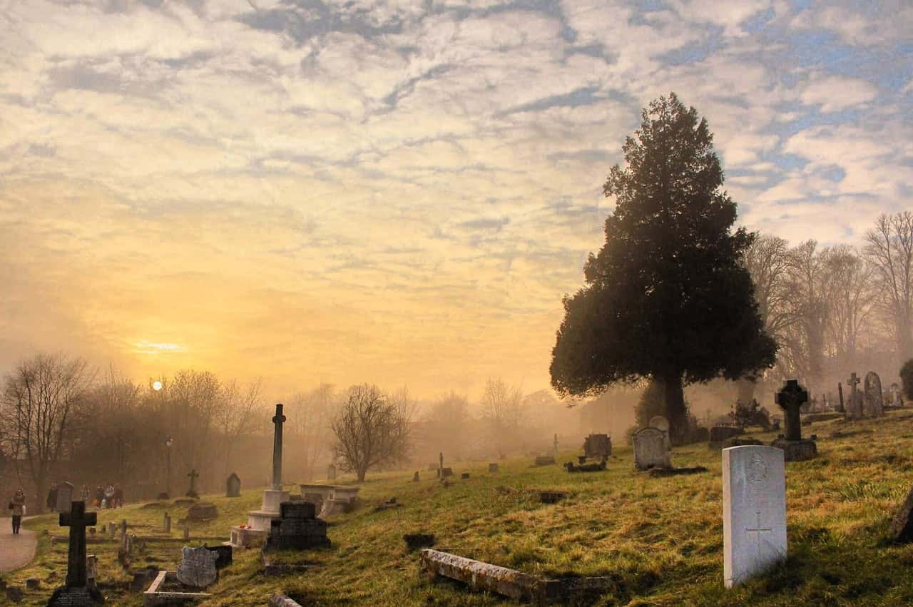 cemetery-under-the-cloudy-sky-674732