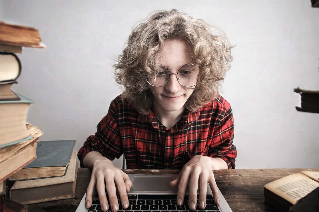content-young-male-student-using-laptop-in-library-3771091